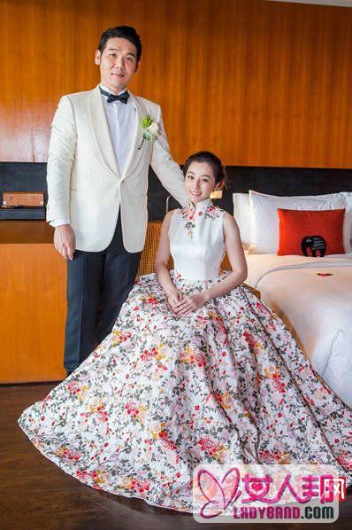 陈怡蓉泰国婚礼现场照片 新娘身穿碎花礼服伴郎团伴娘团合照