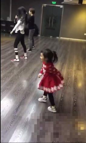 >甜馨模仿李小璐跳舞视频曝光  网友：不得了！