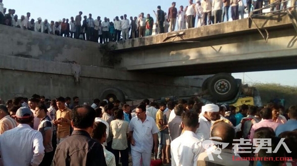 印60人大巴坠桥致25人遇难 许多乘客仍被困车下