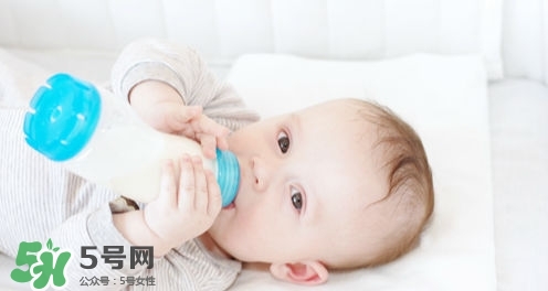 >婴儿吐奶和溢奶的区别 婴儿溢奶和吐奶有何不同？
