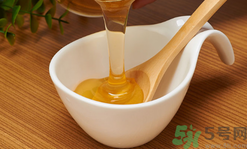 金银花可以和蜂蜜一起泡水喝吗?金银花能和蜂蜜一起喝吗?