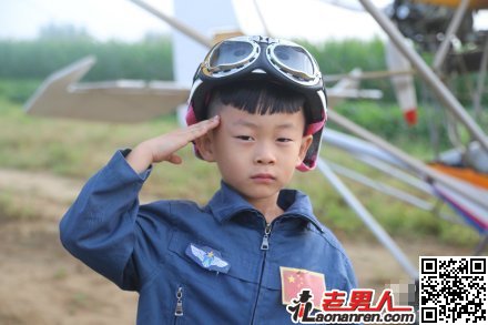>5岁“雪地裸跑弟”驾飞机成全球最小飞行员【图】