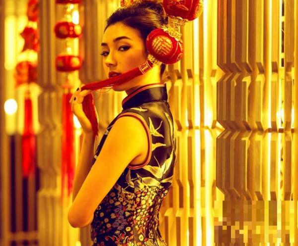 《唐人街探案2》女主刘承羽旗袍写真照合集，她穿出了别样的气质