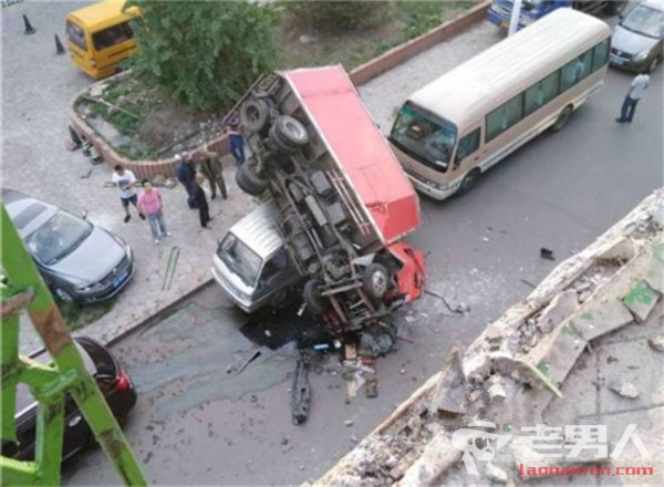 >货车坠桥砸面包车致1伤 货车从天而降砸坏4辆车