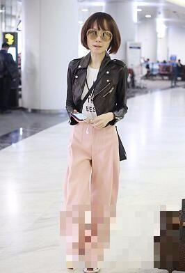 都市潮人鲁豫现身机场, 粉嫩裤子展现病态美!