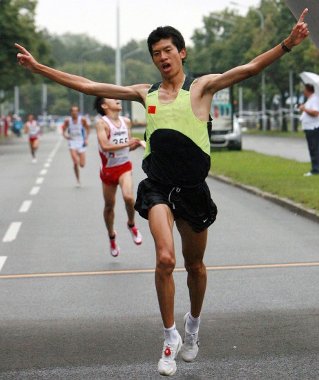 男演员赵冉 上海国际马拉松赛起跑 赵冉蝉联男子组半程冠军