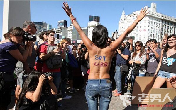 >裸胸抗议日光浴禁令 数十名女子一丝不挂在街上游行