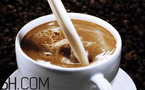 牛奶和咖啡可以混在一起喝吗？怎么混合牛奶和咖啡？