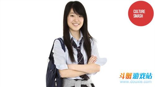 日本高校率先改进女生校服 迷你裙很容易走光