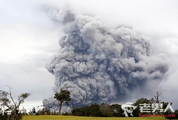 夏威夷火山持续喷发 当地旅游业损失数百万美元
