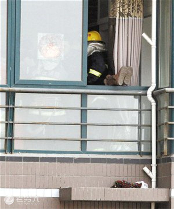女子悬在4楼窗外 两男子托起生存希望