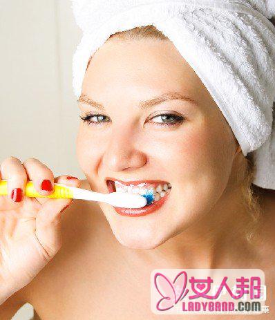 刷牙出血 牙周问题危险信号