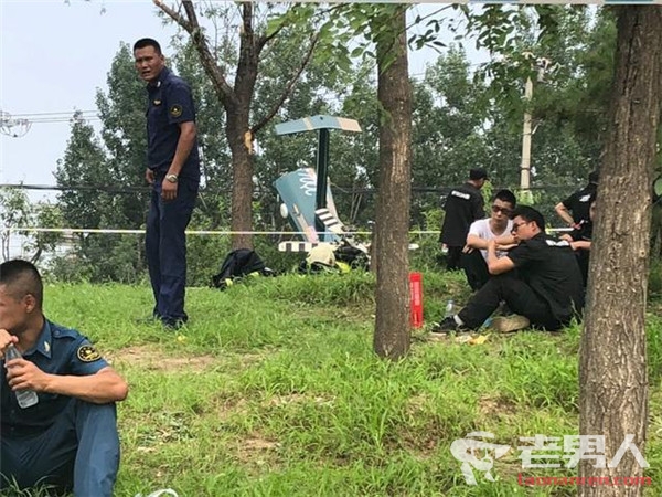 北京一架直升机坠落机身分离 官方：机上4人受伤已送医