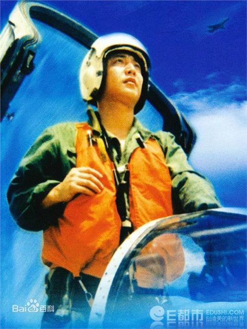 英雄王伟 英雄飞行员王伟早已成为美军飞机的眼中钉