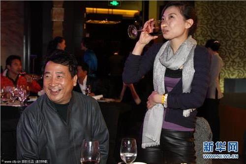 >姜昆与33岁女儿公开亮相晚宴(组图)