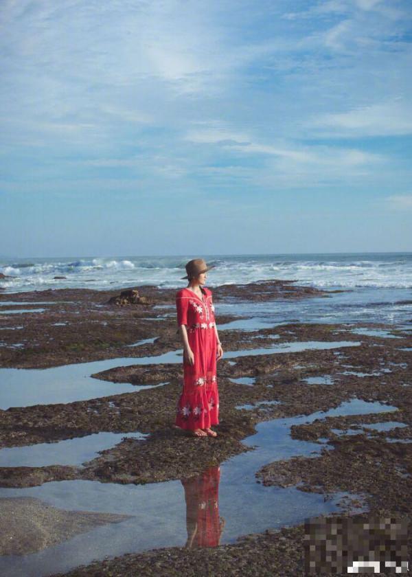 陈乔恩海边浅滩悠闲散步 红裙草帽恬静可人