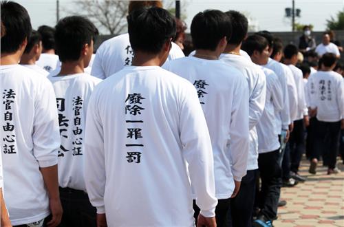 台湾劫狱自尽黑帮老大出殡 千名帮派分子控诉司法不公
