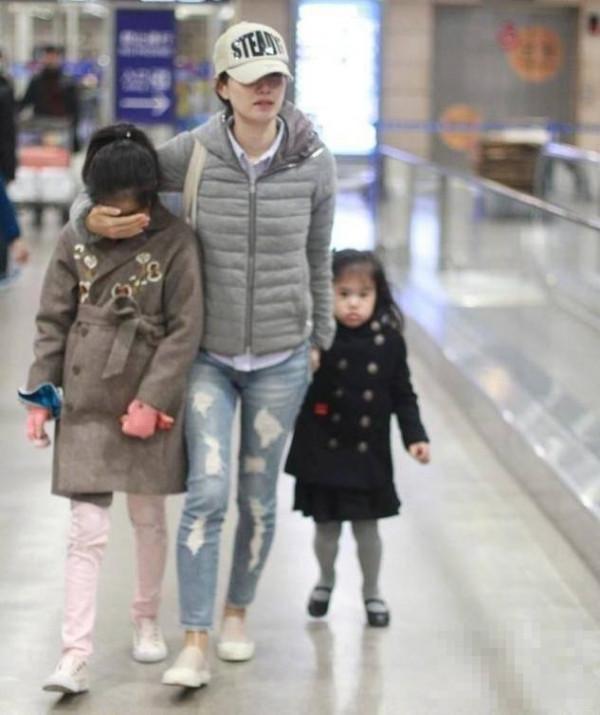 >马伊琍文章携俩女儿现身机场，父母陪伴在左右，天冷她却不穿袜子
