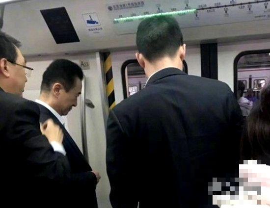 王健林坐地铁是怎么回事 王健林为什么坐地铁在哪里坐地铁