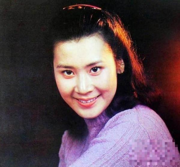 >她美貌不输刘晓庆，因丈夫反对拍戏而离婚，如今59岁仍孤身一人