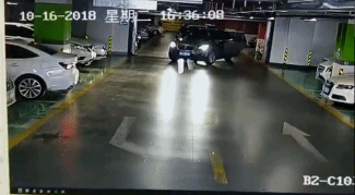 女司机驶离车库连撞4辆车 现场视频令人气炸