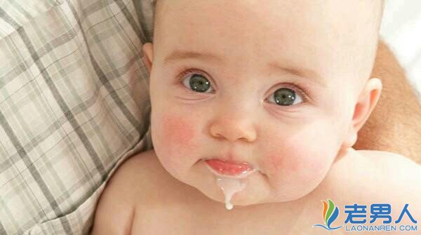 新生儿吐奶是怎么回事 新手爸妈如何防止宝宝吐奶