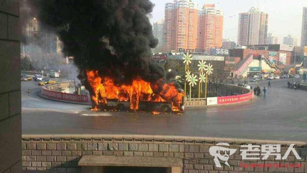 北京丰台公交起火致1人死亡 目击者还原事发全过程