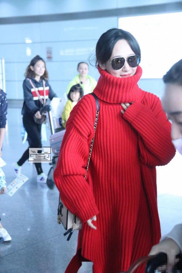 杨紫现身机场，红色高领毛衣吸睛营造“小V脸”，心机太深