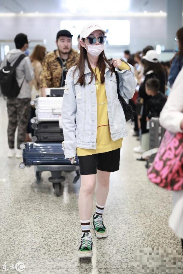 >26日蒋梦婕现身上海机场！网友：女生穿运动短裤也可以这么好看！