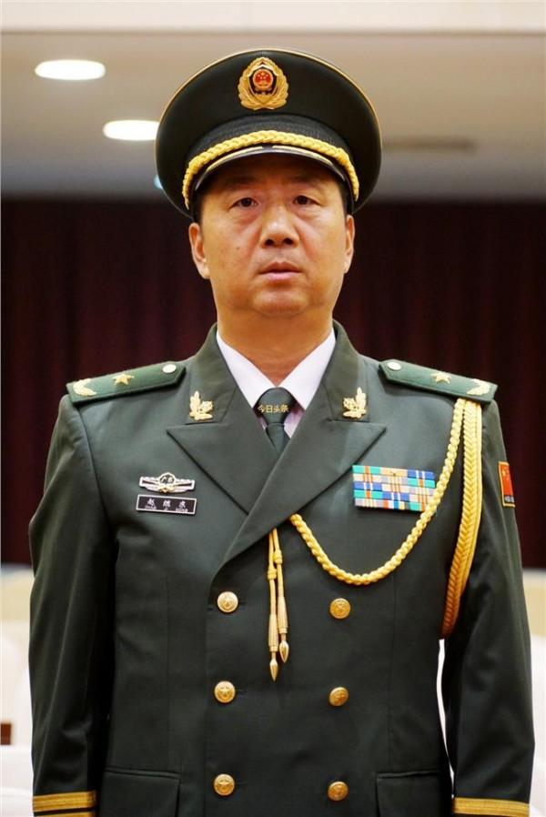 何宏成中将 武警部队隆重举行晋升中将少将警衔仪式
