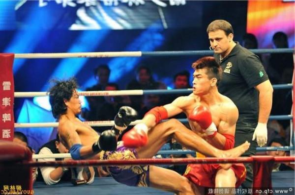 >泰国拳王蓝桑坤 许振光ko蓝桑坤 19岁中国小将40秒KO泰国拳王