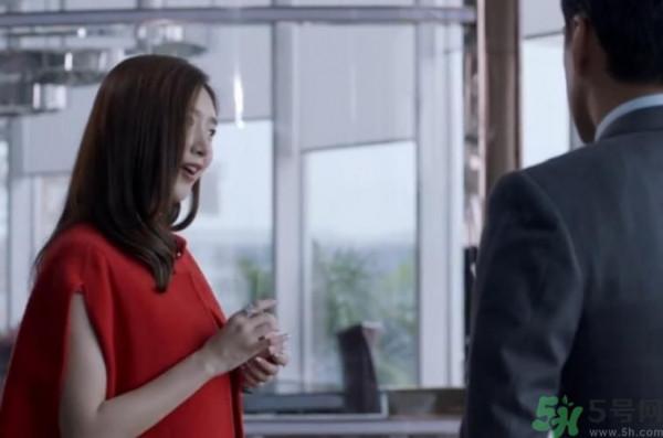 >好先生江疏影第一集穿的红色外套是什么牌子的?