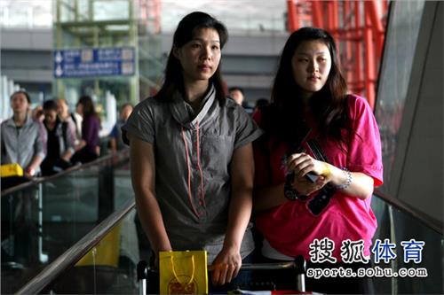 中国女排福建籍副攻手徐云丽回北京需再检查脚伤