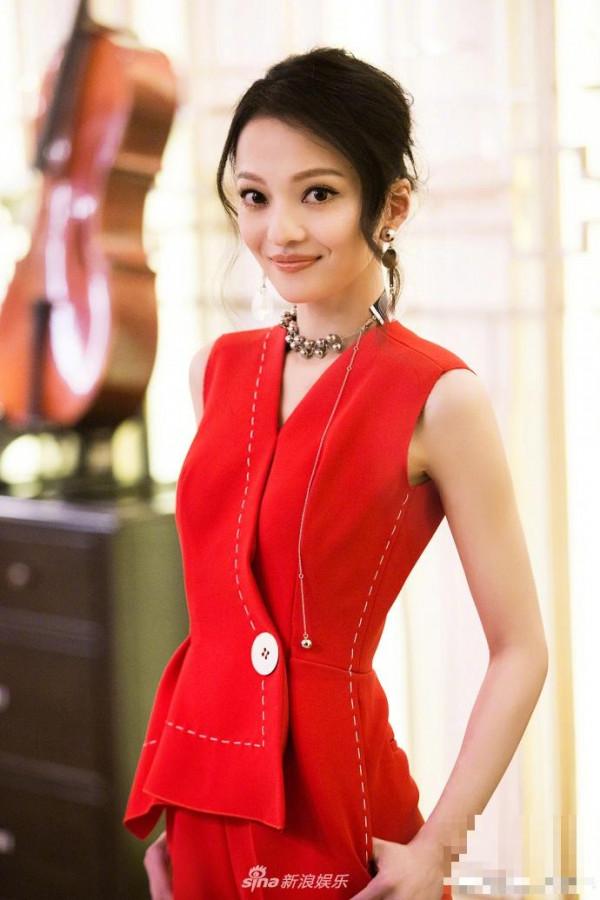 张韶涵穿红色套装大秀纤细好身材 微微一笑尽显电眼魅力