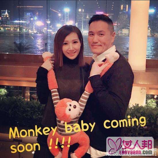 香港歌手关心妍怀孕 与老公搂猴子秀恩爱