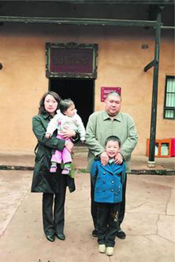 毛新宇少将携夫人、子女赴克山毛岸青纪念馆举行纪念活动