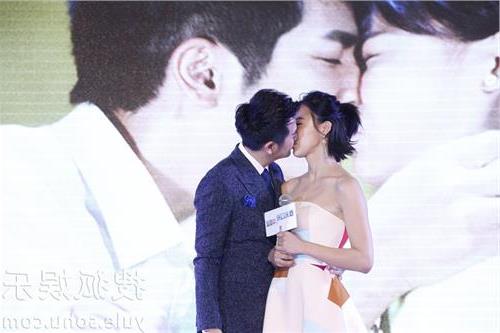 >张晓龙和贾青的吻戏 《爱人的谎言》发布会张晓龙被动被贾青壁咚“激吻”