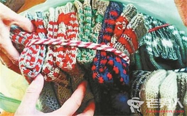 八旬奶奶织毛袜送交警 7年坚持爱心编织