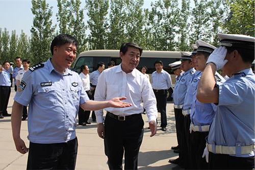 刘星泰副省长 省委组织部副部长刘星泰宣读省委对集团领导班子调整的决定