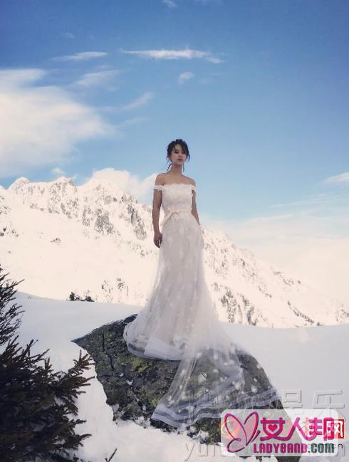 杨紫阿尔卑斯雪山上穿婚纱拍照 露香肩笑容灿烂