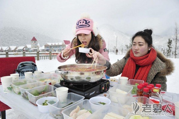 >成都“吃货”雪地里吃火锅 “吃货”就是任性