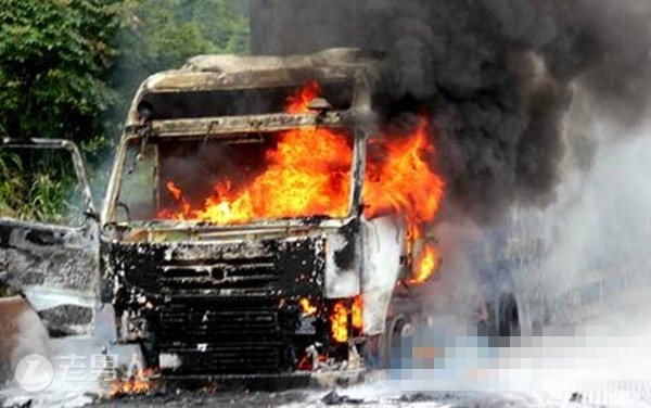 运输车起火烧毁10辆轿车 损失约390万元