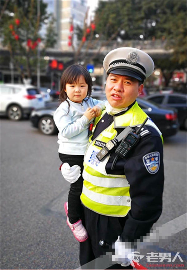 2岁女孩车流中穿梭 交警大步上前护送回家