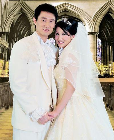杜锋图片 杜锋老婆照片 广东宏远杜锋与妻子结婚照复旦高材生(图)
