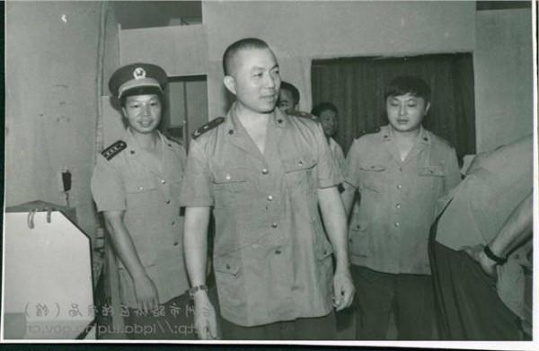 赵克石赵安然 南京军区司令员赵克石中将在吉安军分区视察工作