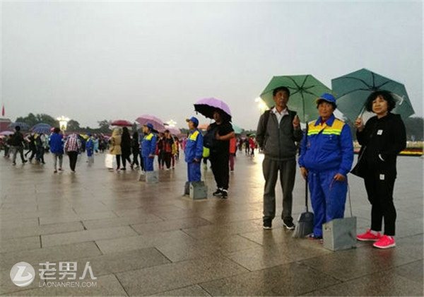 十一黄金周迎秋雨 伞下撑出文明与真情