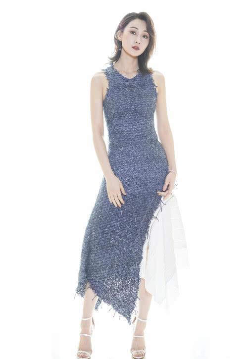 >林鹏穿蓝裙高挑优雅大气，网友：成龙看上的能不心动吗？
