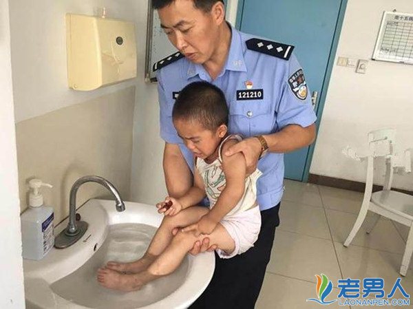 3岁男童光脚在59℃路面行走寻亲 脚底被烫伤