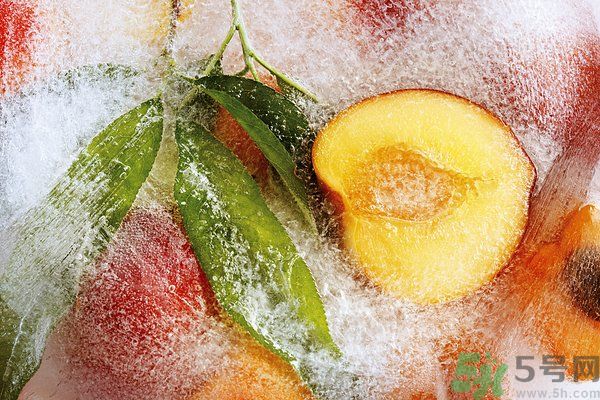 桃子冻了还能吃吗？桃子放冰箱好吗？