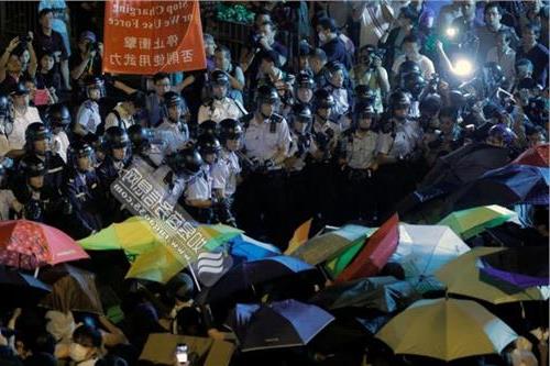 香港爆发“反释法”暴力示威 辱华议员梁颂恒及游蕙祯参与其中